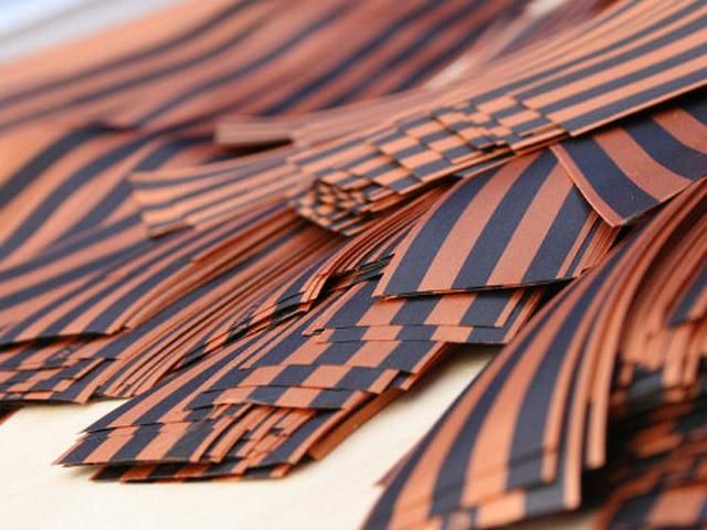 Люди з георгіївськими стрічками пікетують круглий стіл у Харкові Люди з георгіївськими стрічками пікетують круглий стіл у Харкові