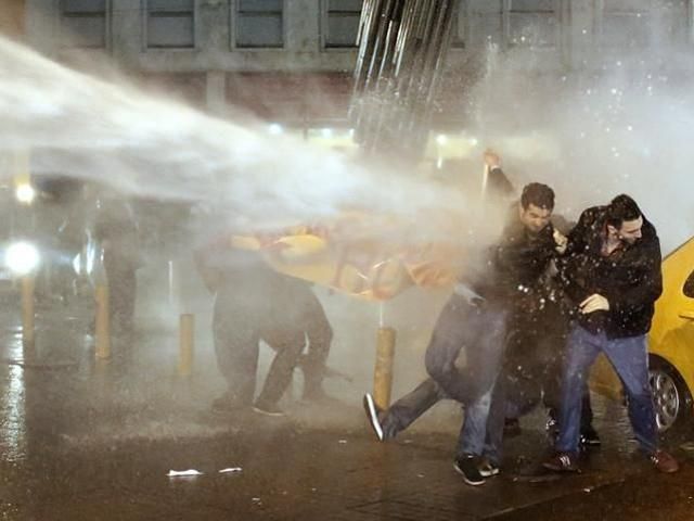 В Турции слезоточивым газом разогнали многочисленные митинги