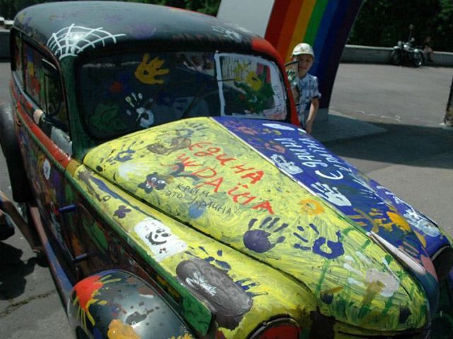 Фото дня: У Запоріжжі з’явилася патріотична ретро-машина Фото дня: У Запоріжжі з’явилася патріотична ретро-машина