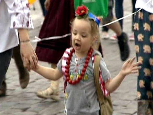 З піснями і хороводами у Києві відбувся масштабний парад вишиванок З піснями і хороводами у Києві відбувся масштабний парад вишиванок