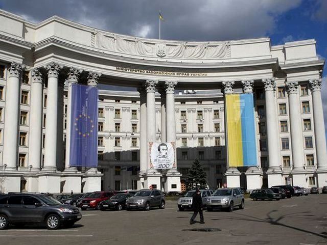 Через злочинні групи на кордоні МЗС України направило ноту Сергію Лаврову Через злочинні групи на кордоні МЗС України направило ноту Сергію Лаврову