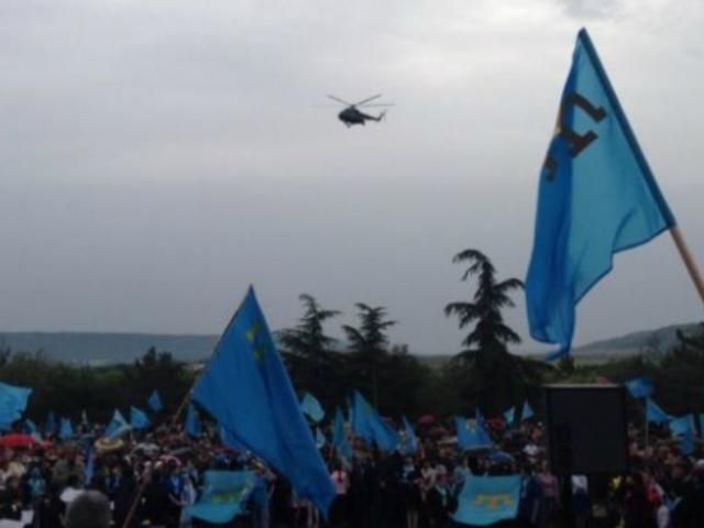 Траурный митинг крымских татар пытались сорвать военные вертолеты (Фото)