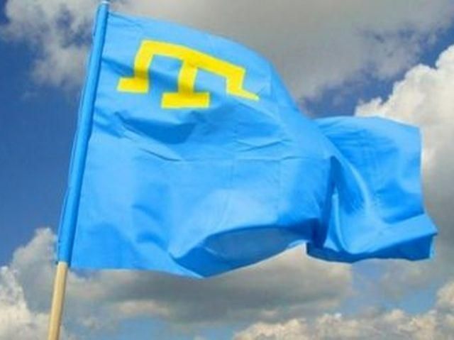 У Києві розгорнули найбільший в Україні прапор кримських татар У Києві розгорнули найбільший в Україні прапор кримських татар