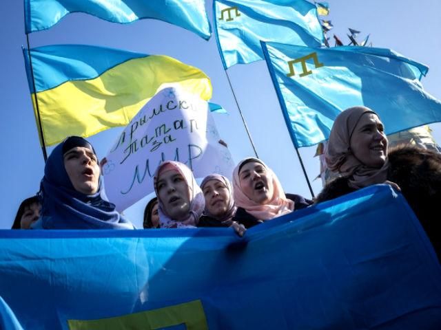 В Симферополе полиция запрещает активистам держать сине-желтые стяги