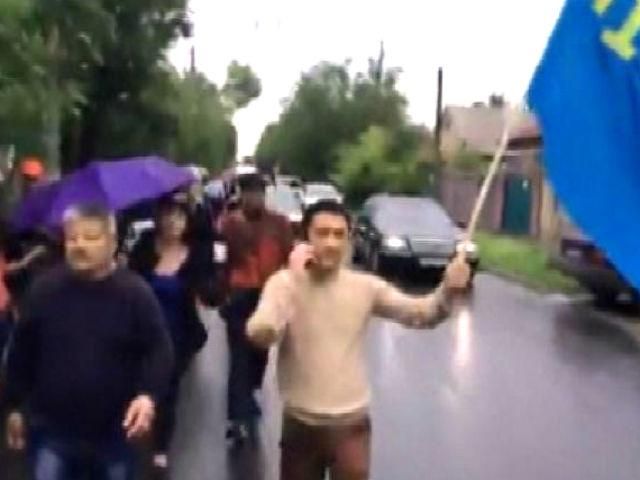 У Криму кілька тисяч кримських татар пройшли колоною скандуючи: народ-Крим-батьківщина