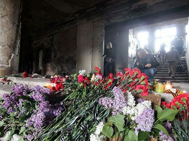 Несколько сотен человек в Одессе почтили память погибших 2 мая Несколько сотен человек в Одессе почтили память погибших 2 мая