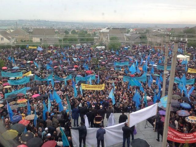 Более 10 тысяч крымских татар приняли участие в траурном молебне
