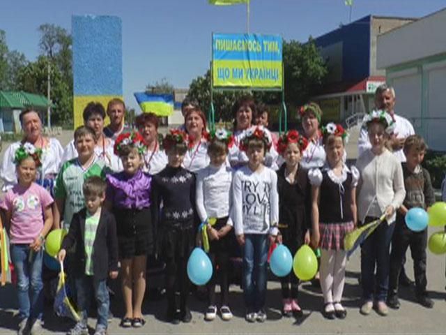 У селі на Херсонщині протестують проти окупантів: люди масово вивісили національну симовліку У селі на Херсонщині протестують проти окупантів: люди масово вивісили національну симовліку