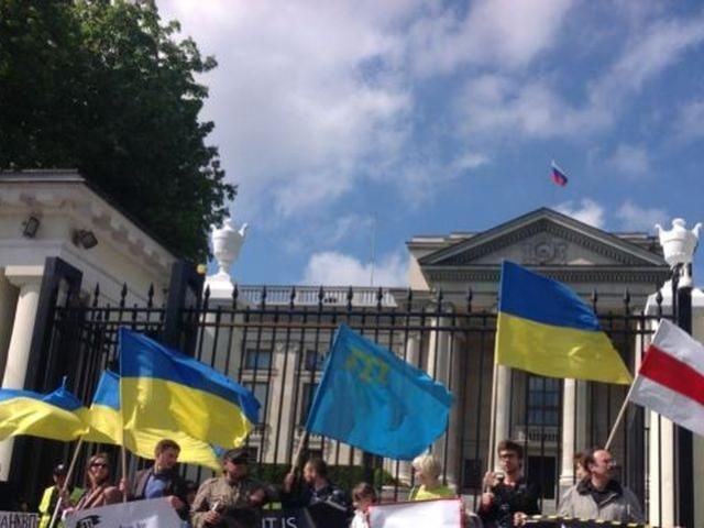 У посольства РФ в Варшаве состоялось траурное вече солидарности с крымскими татарами