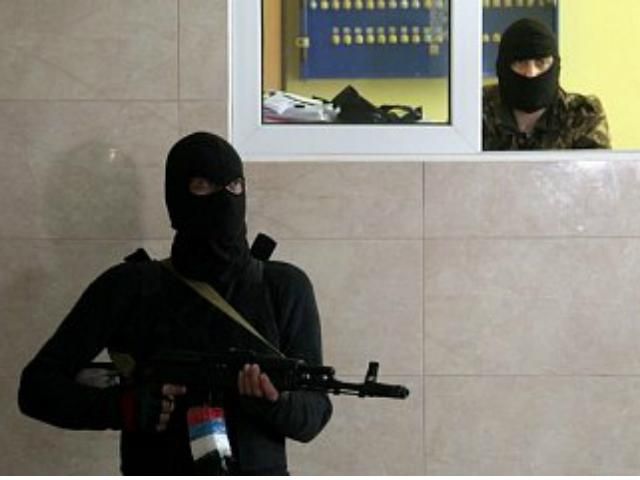 У Маріуполі сепаратисти переїхали в банк У Маріуполі сепаратисти переїхали в банк