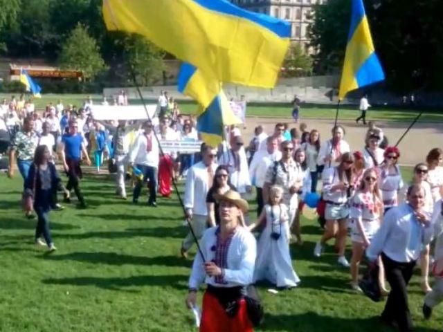  У Лондоні близько тисячі активістів у вишиванках пройшлись колоною на підтримку України