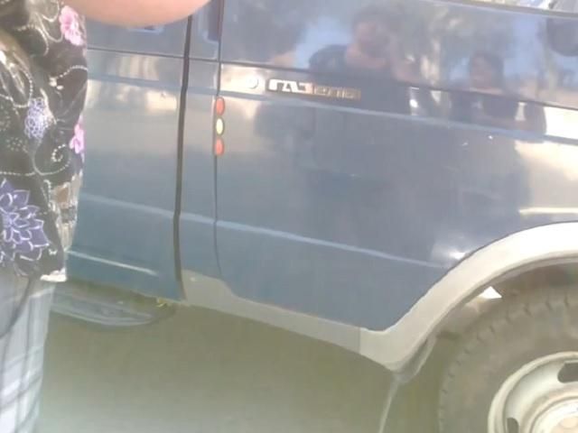 У Краматорску місцеві мешканці виганяють сепаратистів (Відео) У Краматорску місцеві мешканці виганяють сепаратистів (Відео)