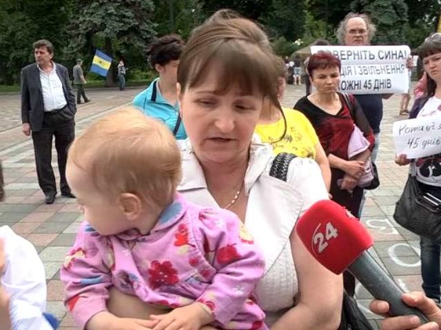 Жены, родители и дети мобилизованных пикетировали Раду, требуя ротации Жены, родители и дети мобилизованных пикетировали Раду, требуя ротации