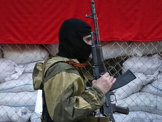 Озброєні люди облаштовують бетонні блокпости на кордоні з Росією