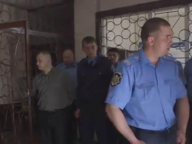 Керівник батальйону "Донбас" у грубій формі "виховував" донецьку міліцію (Відео 18+) Керівник батальйону "Донбас" у грубій формі "виховував" донецьку міліцію (Відео 18+)