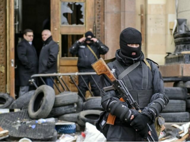 Бойовики захопили будівлю виконкому в Красному Лучі Бойовики захопили будівлю виконкому в Красному Лучі