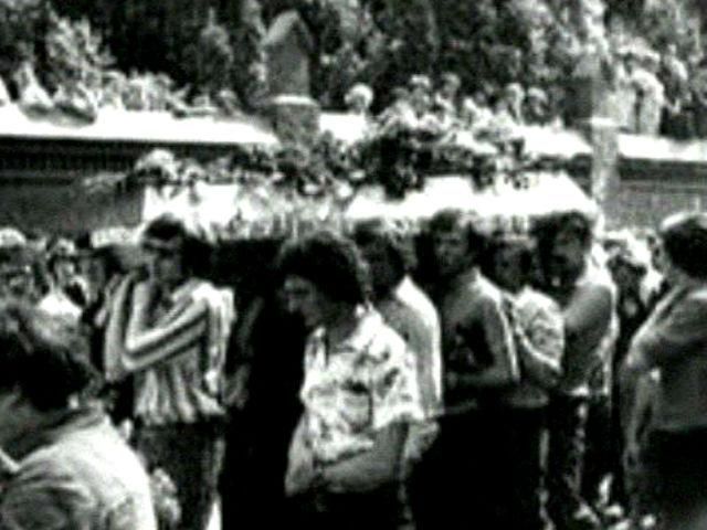 Річниця поховання Івасюка, тоді похорон вилився у масову акцію протесту Річниця поховання Івасюка, тоді похорон вилився у масову акцію протесту