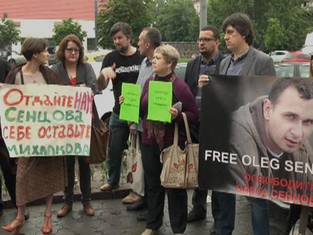 Под посольством России требовали отпустить на волю украинского кинорежиссера Под посольством России требовали отпустить на волю украинского кинорежиссера