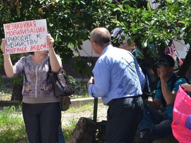 Круглый стол в Николаеве пикетировали сторонники Путина (Фото)