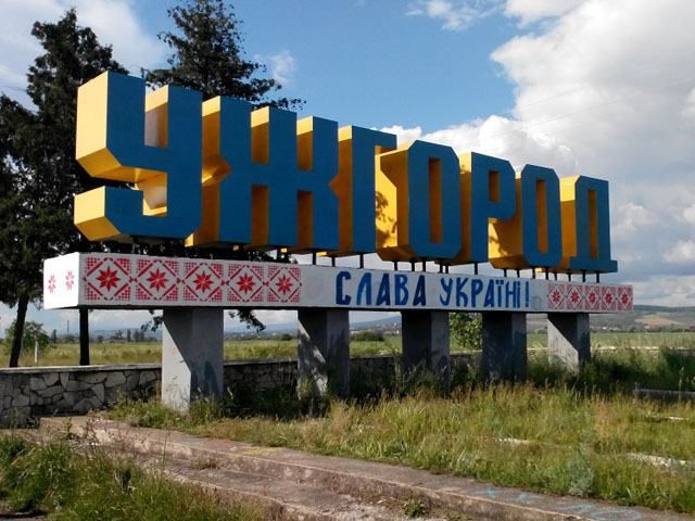 Несколько десятков въездов в украинские города стали сине-желтыми (Фото)