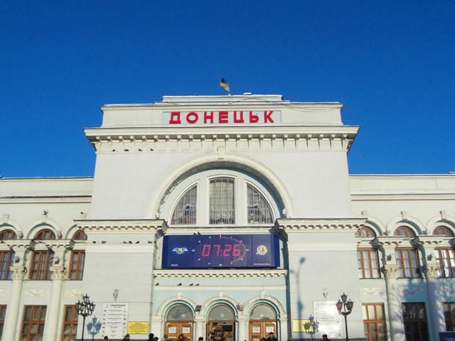 Ахметов допомагає жителям Донбасу тікати з регіону Ахметов допомагає жителям Донбасу тікати з регіону