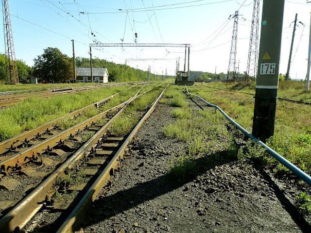 На Луганщине взорвали участок железнодорожного пути, поезда изменили движение
