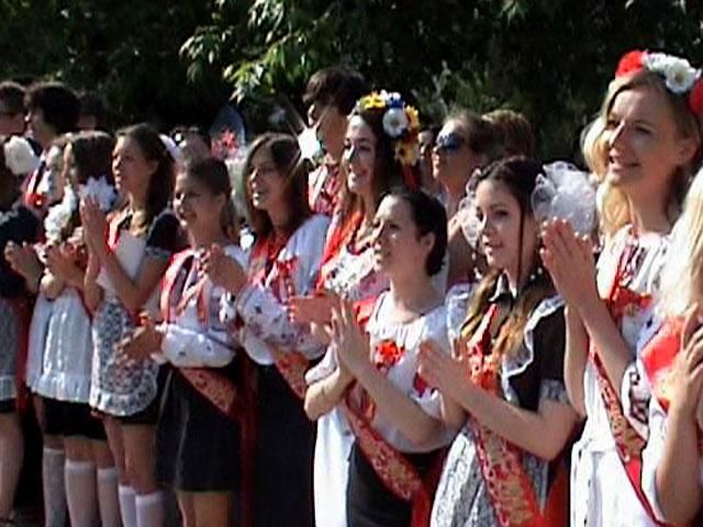 Украинский Севастополь: местные ученики пришли на последний звонок в вышиванках