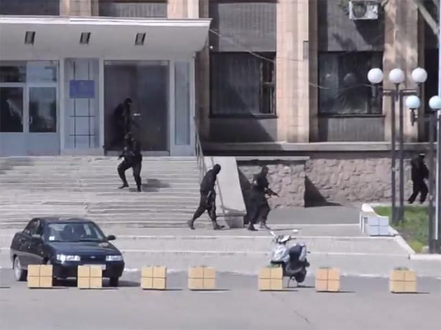 Батальон "Азов"освободил горсовет Тореза, двое террористов погибли, – СМИ (Видео)