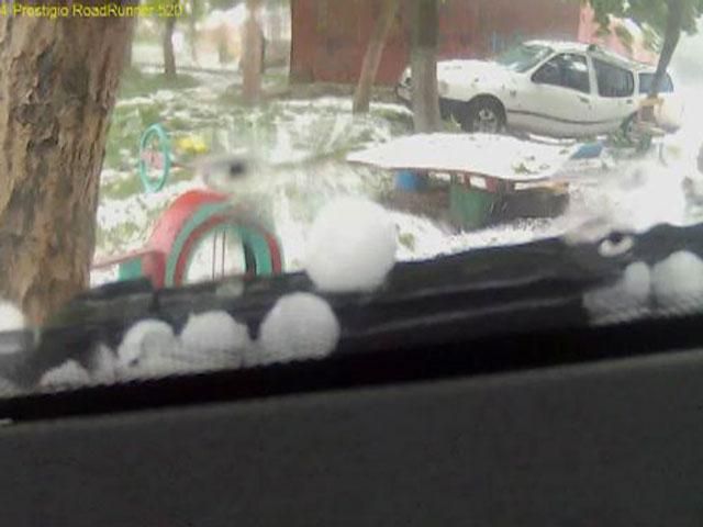 Мощный град бомбардировал Симферополь Мощный град бомбардировал Симферополь