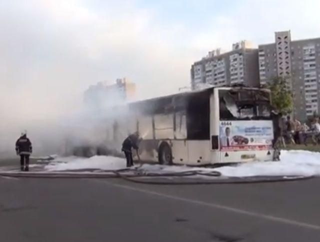 У Києві на Троєщині вибухнув автобус (Відео)