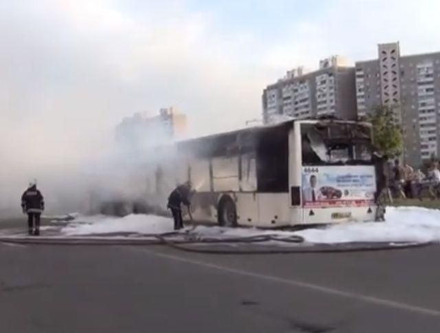 В Киеве на Троещине взорвался автобус (Видео)