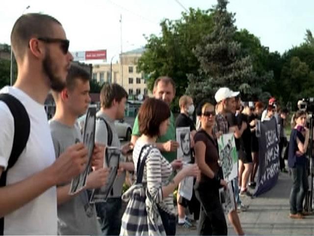 В Киеве пикетировали посольство РФ с требованием освободить крымских активистов В Киеве пикетировали посольство РФ с требованием освободить крымских активистов