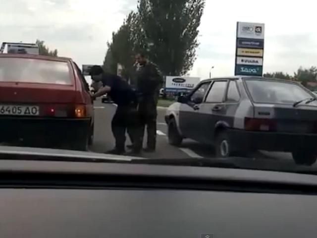 На блокпосту під Донецьком — терористи кавказької зовнішності, — очевидці (Відео) На блокпосту під Донецьком — терористи кавказької зовнішності, — очевидці (Відео)
