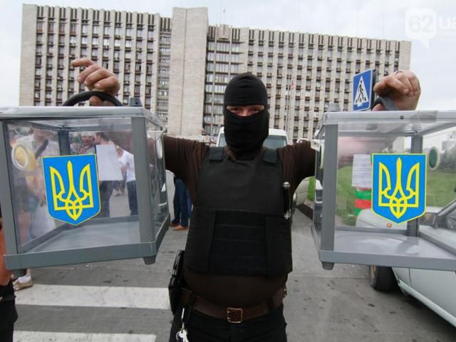 У центрі Донецька сепаратисти розбили урни для голосування (Фото)