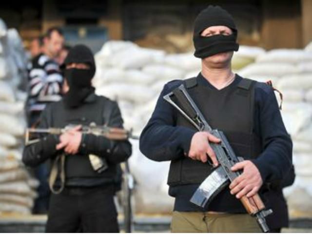 Боевики пытаются убежать из Славянска под видом "мирных жителей" Боевики пытаются убежать из Славянска под видом "мирных жителей"