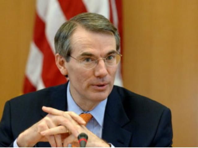 Ми повинні допомогти українській армії легким озброєнням, — сенатор США Ми повинні допомогти українській армії легким озброєнням, — сенатор США