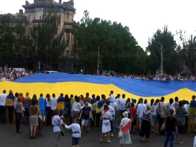 В Николаеве развернули самый большой в мире сине-желтый флаг