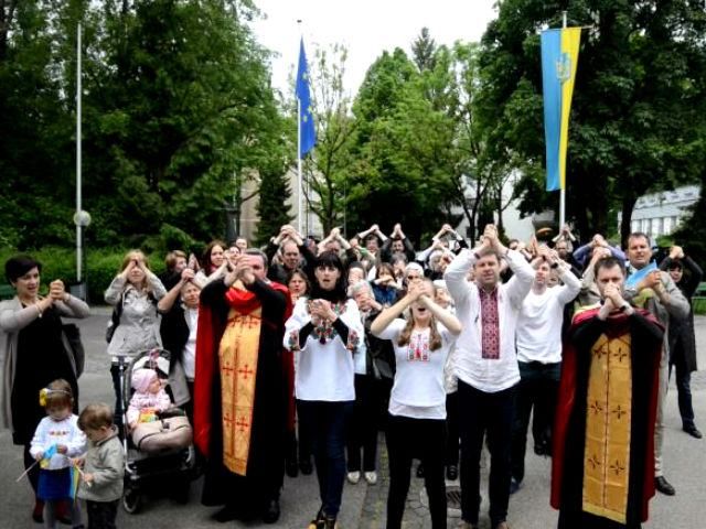 Украинцы во всем мире молились за мир в Украине (Видео)