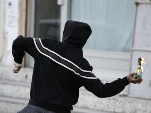 У Херсоні виборчу дільницю закидали "коктейлями Молотова" У Херсоні виборчу дільницю закидали "коктейлями Молотова"