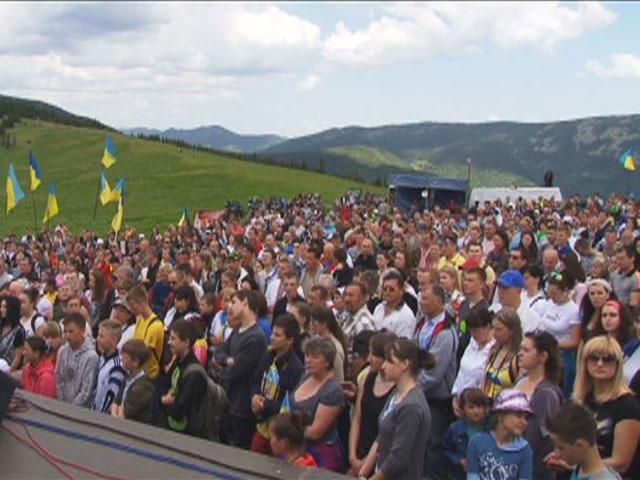 В Карпатах помолились за Украину на высоте более тысячи метров В Карпатах помолились за Украину на высоте более тысячи метров