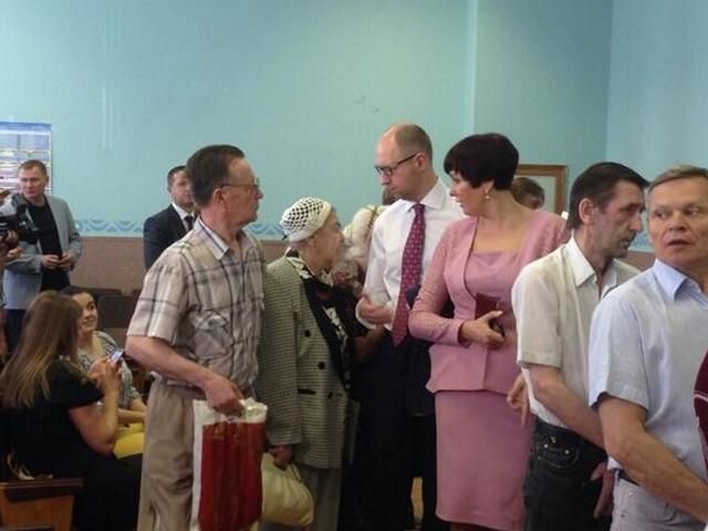 Яценюк проголосував на виборах президента Яценюк проголосував на виборах президента
