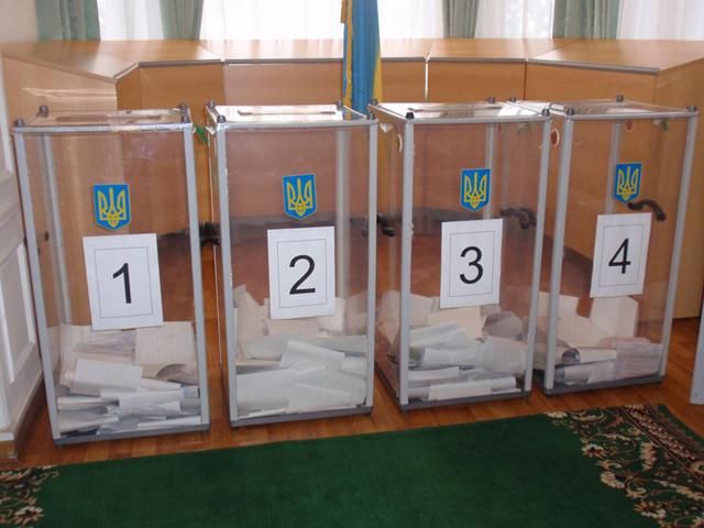 У Харкові затримали зловмисника, який намагався пошкодити урну для голосування У Харкові затримали зловмисника, який намагався пошкодити урну для голосування