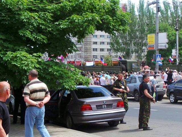 В Донецьку проходить сепаратистський мітинг проти виборів (Фото)