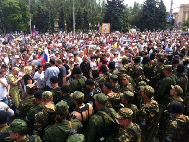 Терористи показово стріляли в повітря на мітингу у Донецьку  (Фото. Відео)