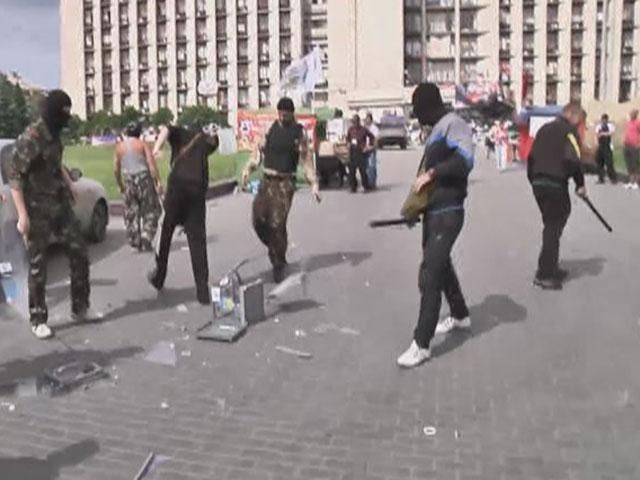 В Донецке сторонники ДНР разбили урны для голосования В Донецке сторонники ДНР разбили урны для голосования