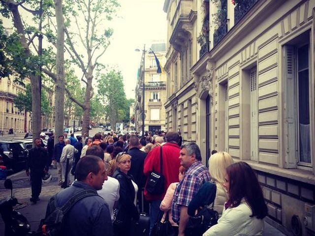 На закордонних дільницях — черги, аби проголосувати за президента України (Фото) На закордонних дільницях — черги, аби проголосувати за президента України (Фото)