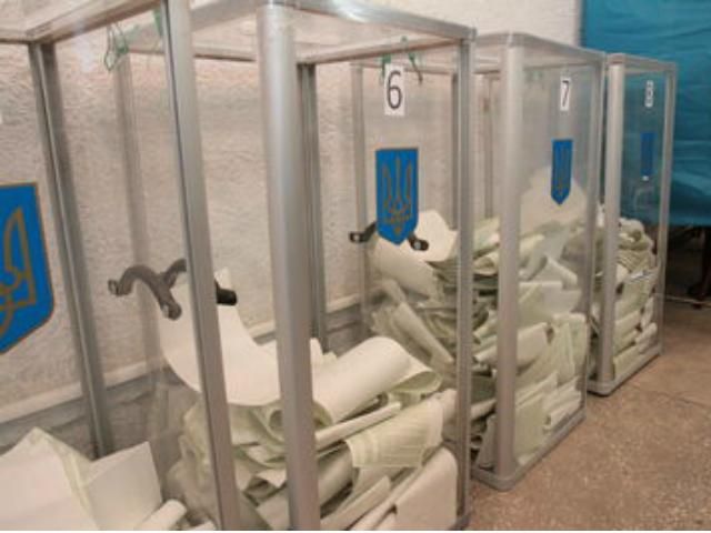 У Києві "тітушки" намагалися заблокувати роботу виборчої дільниці У Києві "тітушки" намагалися заблокувати роботу виборчої дільниці