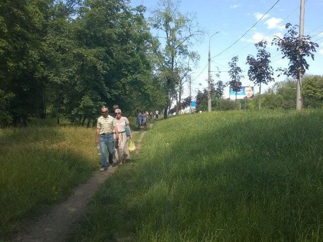 Люди розходяться від резиденції Ахметова, олігарх у Києві Люди розходяться від резиденції Ахметова, олігарх у Києві