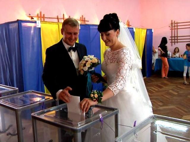 На Волині голосувати прийшли молодята прямо з весільної церемонії