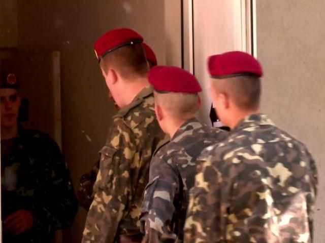 Дисципліновано та масово: українські солдати також прийшли на виборчі дільниці